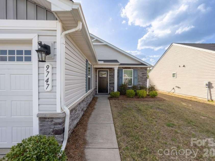 9747 Wardley Drive, Charlotte, NC 28215.  MLS# CAR4365295, YatesRealty ID 13131. 