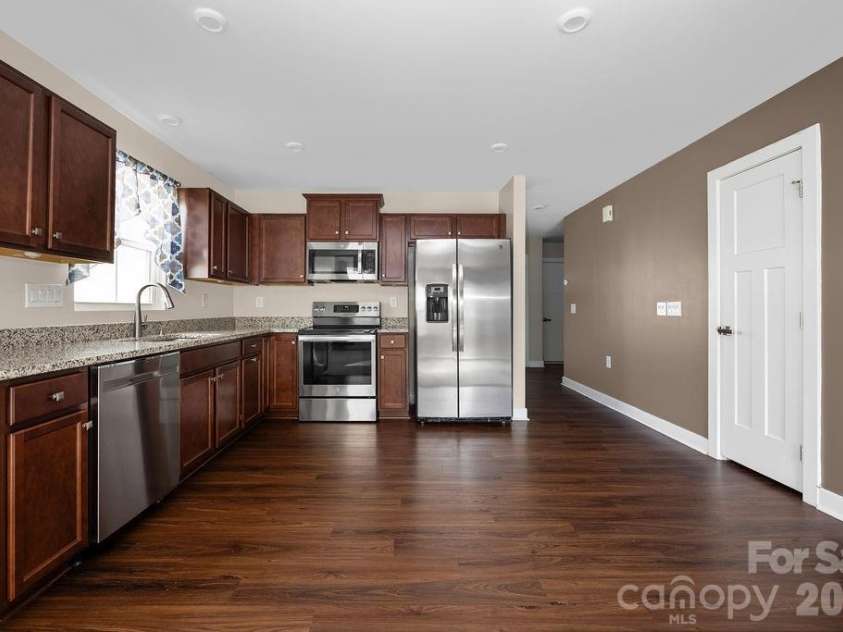 9747 Wardley Drive, Charlotte, NC 28215.  MLS# CAR4365295, YatesRealty ID 13131. Kitchen