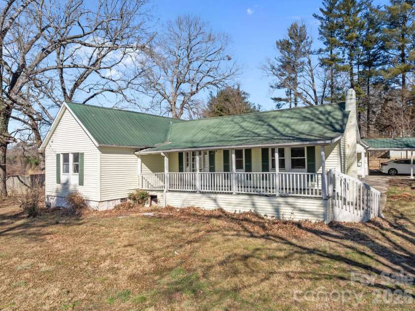 99 Wakefield Drive, Hendersonville, NC 28792.  MLS# CAR4322062, YatesRealty ID 13132. 