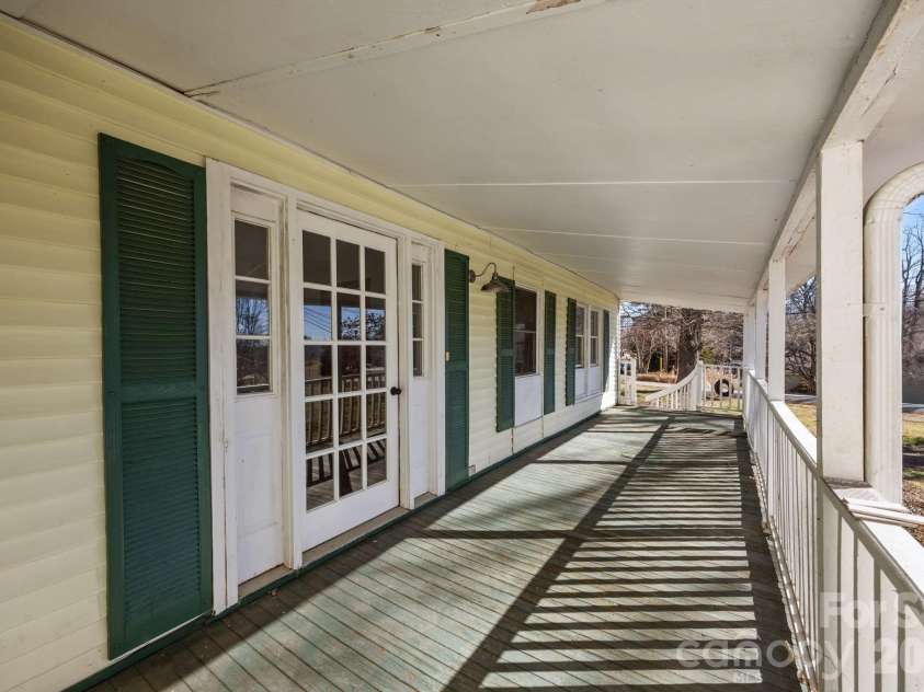 99 Wakefield Drive, Hendersonville, NC 28792.  MLS# CAR4322062, YatesRealty ID 13132. 