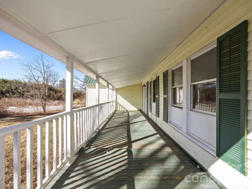 99 Wakefield Drive, Hendersonville, NC 28792.  MLS# CAR4322062, YatesRealty ID 13132. 