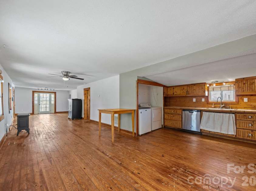99 Wakefield Drive, Hendersonville, NC 28792.  MLS# CAR4322062, YatesRealty ID 13132. 