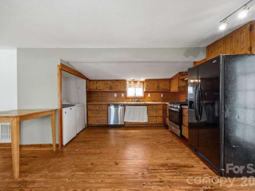 99 Wakefield Drive, Hendersonville, NC 28792.  MLS# CAR4322062, YatesRealty ID 13132. 