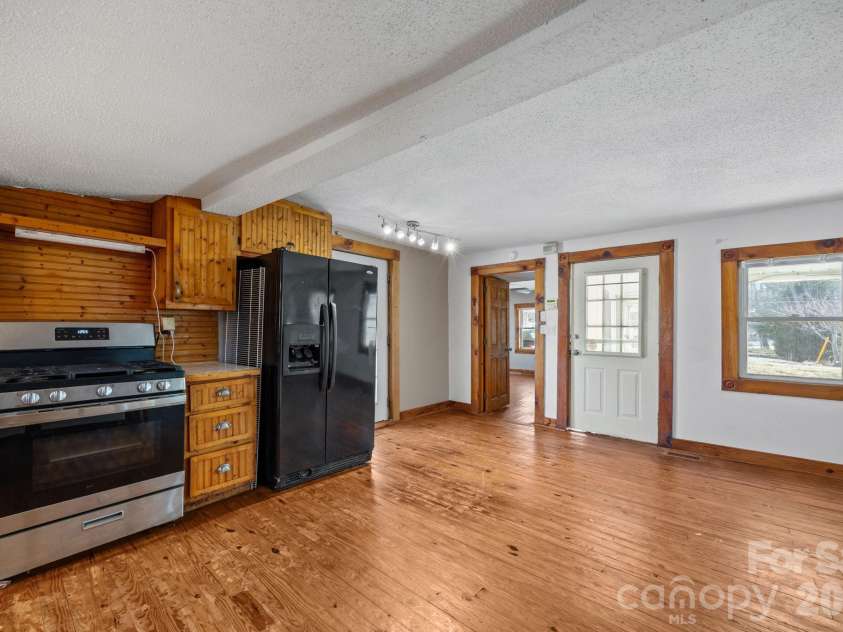 99 Wakefield Drive, Hendersonville, NC 28792.  MLS# CAR4322062, YatesRealty ID 13132. 