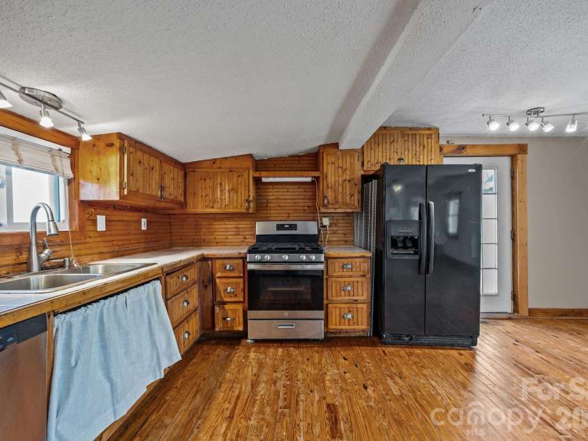 99 Wakefield Drive, Hendersonville, NC 28792.  MLS# CAR4322062, YatesRealty ID 13132. 