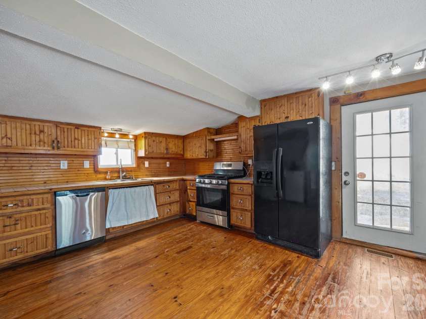 99 Wakefield Drive, Hendersonville, NC 28792.  MLS# CAR4322062, YatesRealty ID 13132. 
