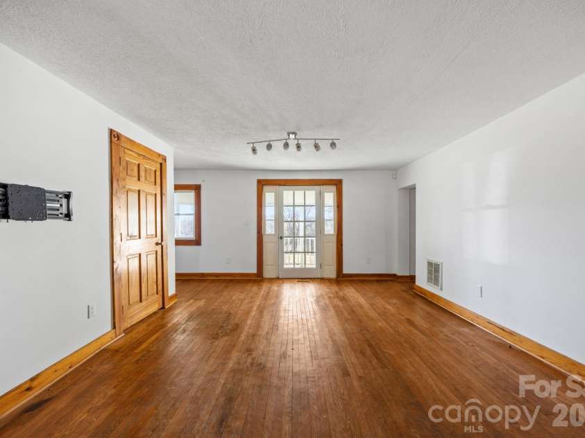 99 Wakefield Drive, Hendersonville, NC 28792.  MLS# CAR4322062, YatesRealty ID 13132. 