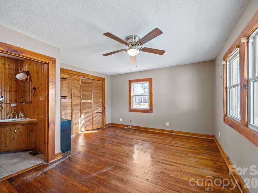 99 Wakefield Drive, Hendersonville, NC 28792.  MLS# CAR4322062, YatesRealty ID 13132. 