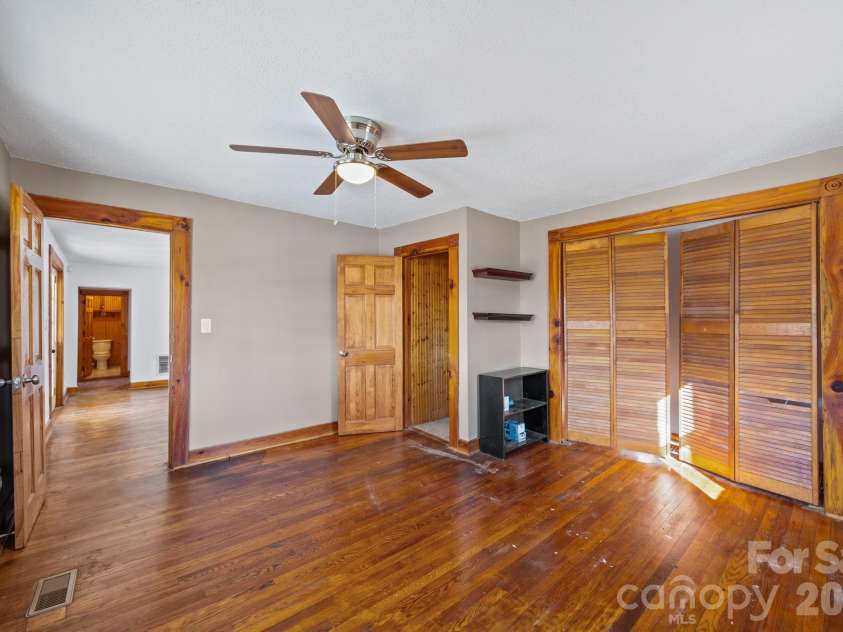 99 Wakefield Drive, Hendersonville, NC 28792.  MLS# CAR4322062, YatesRealty ID 13132. 