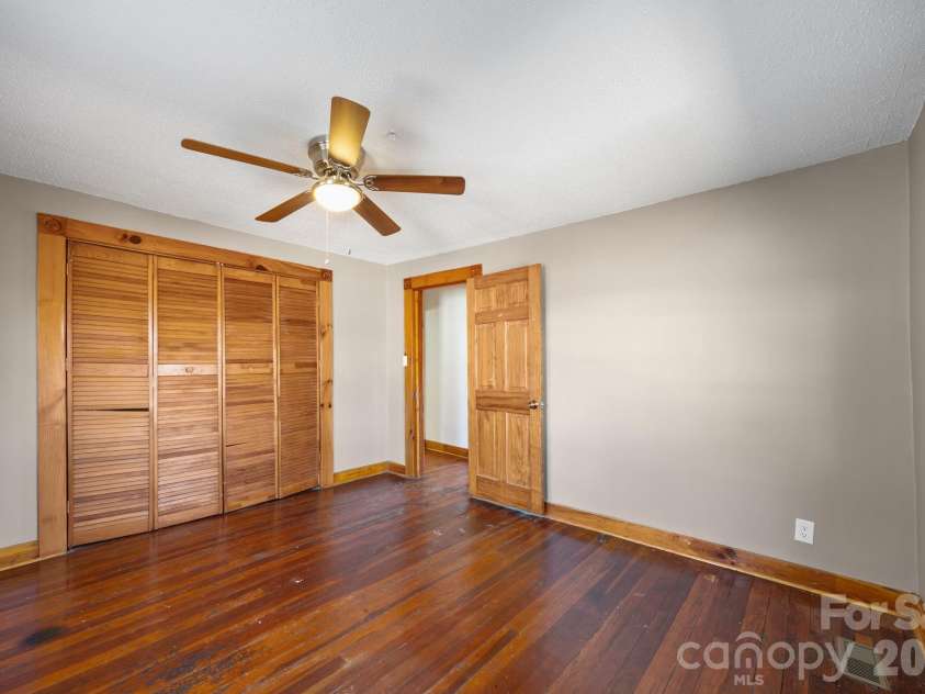 99 Wakefield Drive, Hendersonville, NC 28792.  MLS# CAR4322062, YatesRealty ID 13132. 