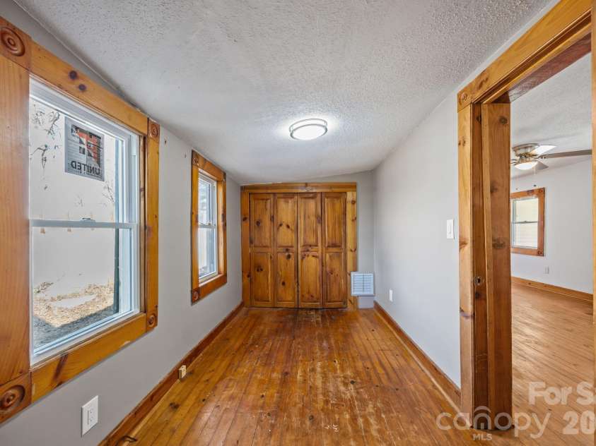 99 Wakefield Drive, Hendersonville, NC 28792.  MLS# CAR4322062, YatesRealty ID 13132. 