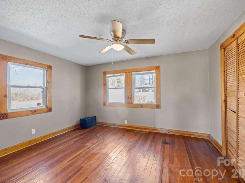 99 Wakefield Drive, Hendersonville, NC 28792.  MLS# CAR4322062, YatesRealty ID 13132. 