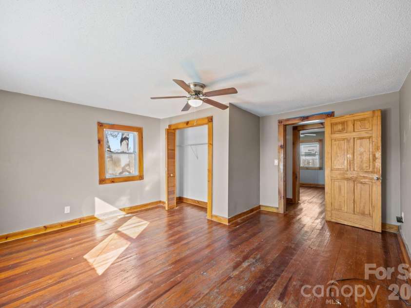 99 Wakefield Drive, Hendersonville, NC 28792.  MLS# CAR4322062, YatesRealty ID 13132. 