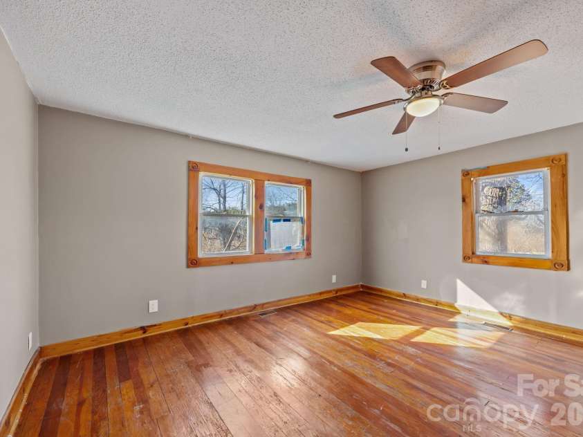 99 Wakefield Drive, Hendersonville, NC 28792.  MLS# CAR4322062, YatesRealty ID 13132. 