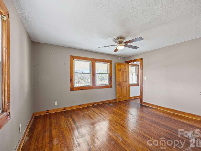 99 Wakefield Drive, Hendersonville, NC 28792.  MLS# CAR4322062, YatesRealty ID 13132. 