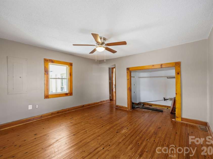 99 Wakefield Drive, Hendersonville, NC 28792.  MLS# CAR4322062, YatesRealty ID 13132. 