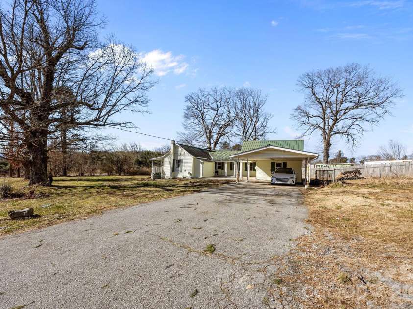99 Wakefield Drive, Hendersonville, NC 28792.  MLS# CAR4322062, YatesRealty ID 13132. 