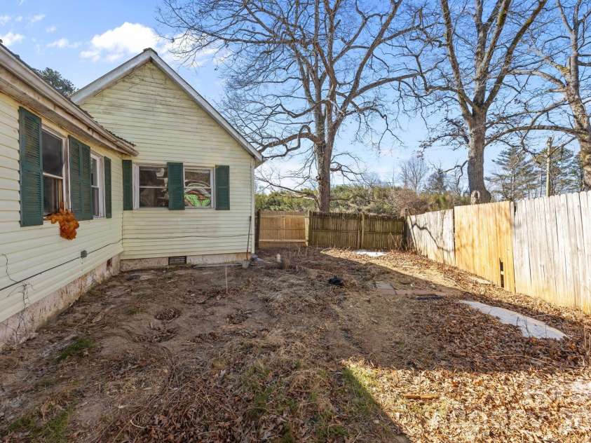 99 Wakefield Drive, Hendersonville, NC 28792.  MLS# CAR4322062, YatesRealty ID 13132. 