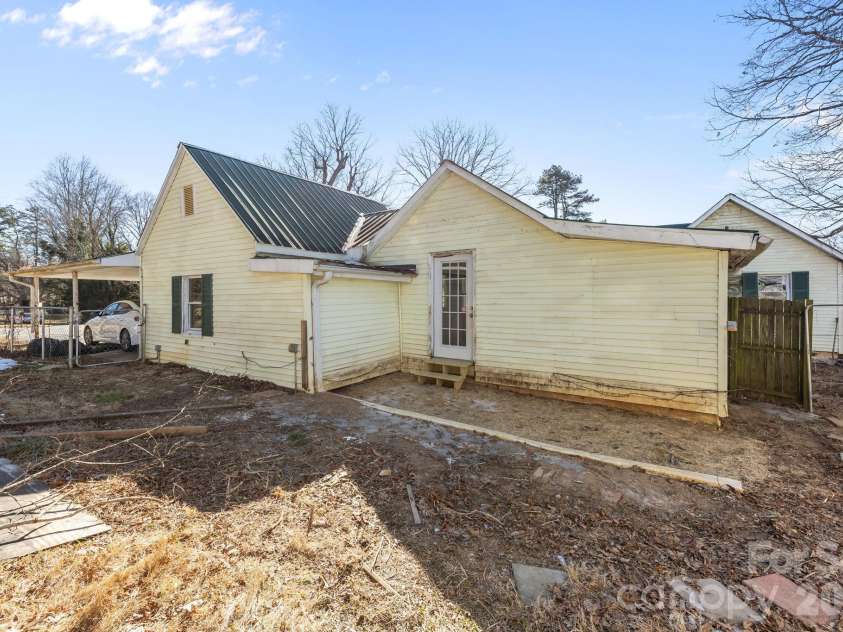 99 Wakefield Drive, Hendersonville, NC 28792.  MLS# CAR4322062, YatesRealty ID 13132. 