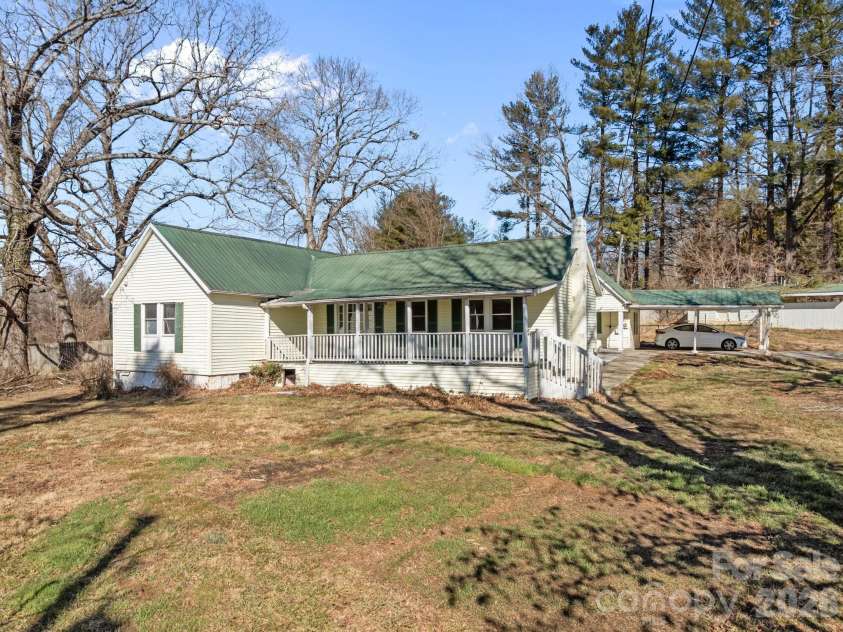 99 Wakefield Drive, Hendersonville, NC 28792.  MLS# CAR4322062, YatesRealty ID 13132. 