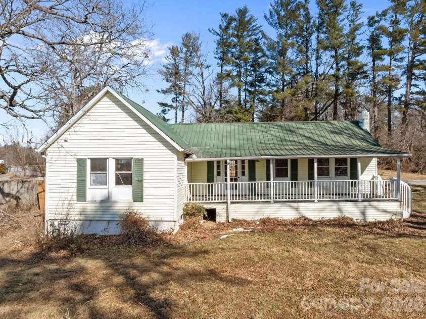 99 Wakefield Drive, Hendersonville, NC 28792.  MLS# CAR4322062, YatesRealty ID 13132. 