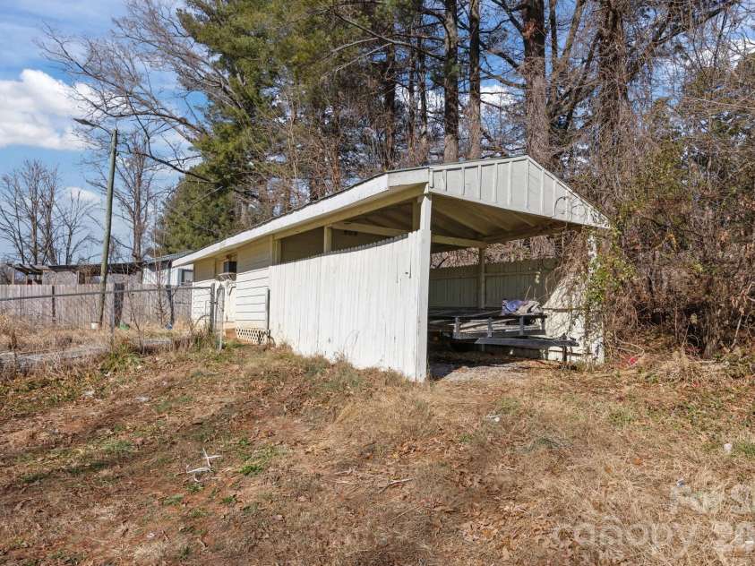99 Wakefield Drive, Hendersonville, NC 28792.  MLS# CAR4322062, YatesRealty ID 13132. 
