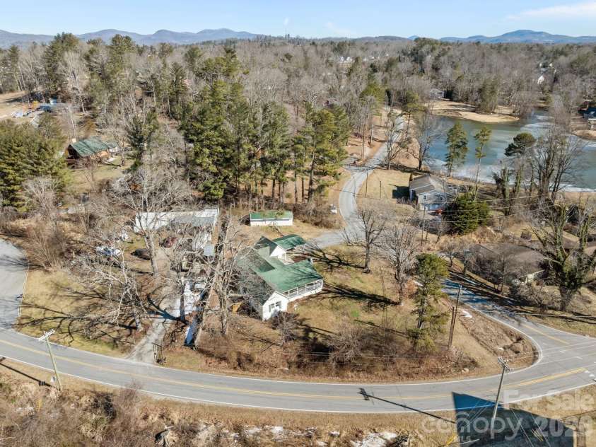 99 Wakefield Drive, Hendersonville, NC 28792.  MLS# CAR4322062, YatesRealty ID 13132. 