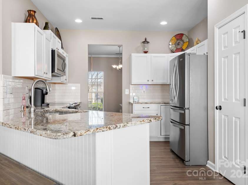 12419 Swan Wings Place, Huntersville, NC 28078.  MLS# CAR4235725, YatesRealty ID 13135. Kitchen Open to Breakfast Nook & Family Room