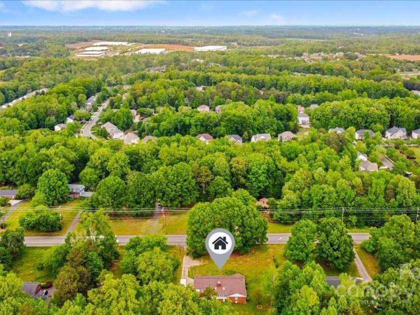 1044 Oakridge Farm Highway, Mooresville, NC 28115.  MLS# CAR4251682, YatesRealty ID 13137. 