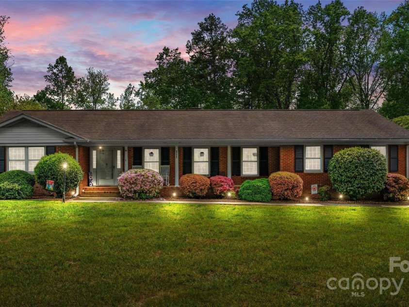 1044 Oakridge Farm Highway, Mooresville, NC 28115.  MLS# CAR4251682, YatesRealty ID 13137. 