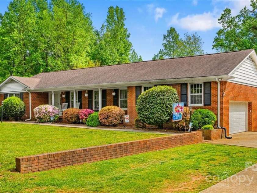 1044 Oakridge Farm Highway, Mooresville, NC 28115.  MLS# CAR4251682, YatesRealty ID 13137. 