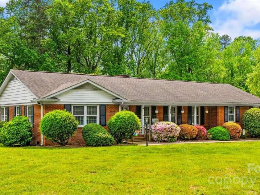 1044 Oakridge Farm Highway, Mooresville, NC 28115.  MLS# CAR4251682, YatesRealty ID 13137. 
