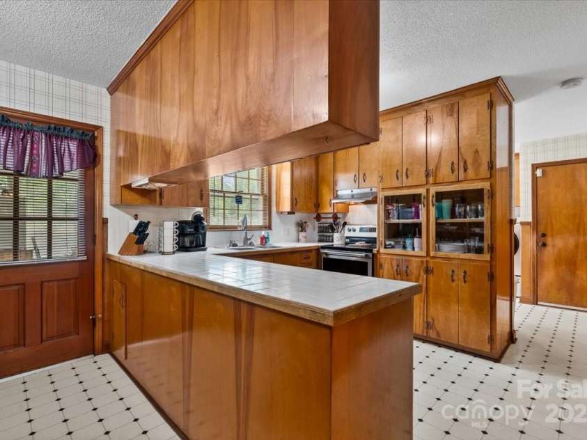 1044 Oakridge Farm Highway, Mooresville, NC 28115.  MLS# CAR4251682, YatesRealty ID 13137. 