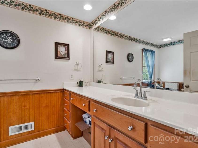 1044 Oakridge Farm Highway, Mooresville, NC 28115.  MLS# CAR4251682, YatesRealty ID 13137. 