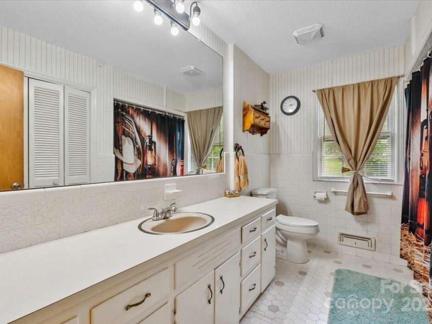 1044 Oakridge Farm Highway, Mooresville, NC 28115.  MLS# CAR4251682, YatesRealty ID 13137. 