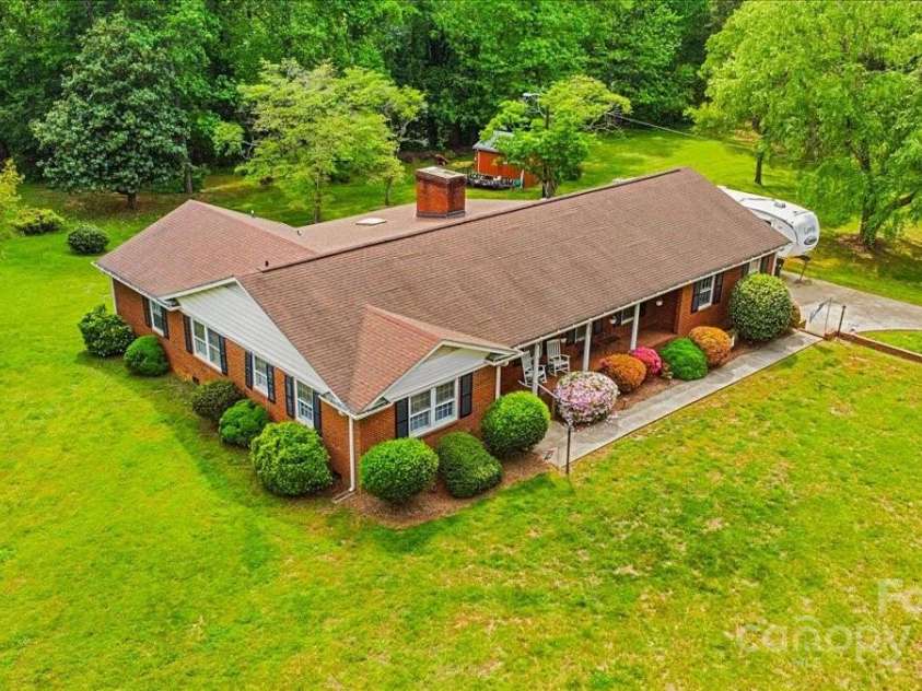 1044 Oakridge Farm Highway, Mooresville, NC 28115.  MLS# CAR4251682, YatesRealty ID 13137. 