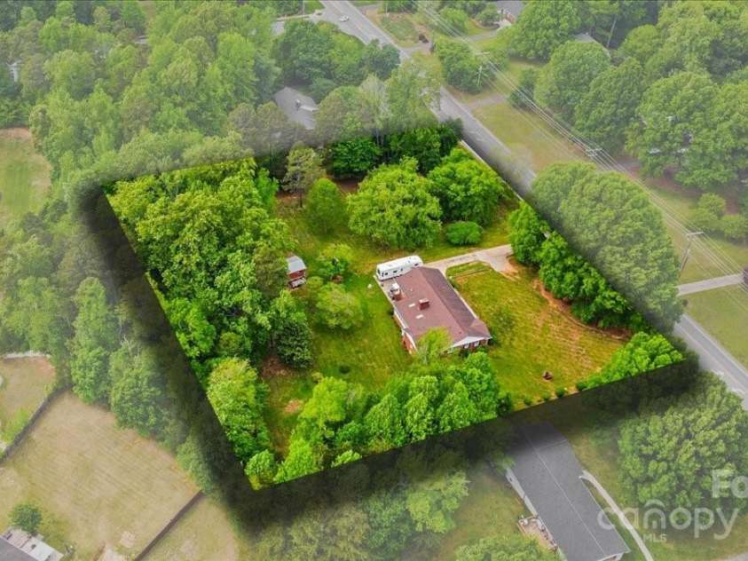 1044 Oakridge Farm Highway, Mooresville, NC 28115.  MLS# CAR4251682, YatesRealty ID 13137. 