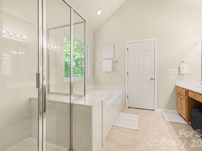 16919 Laureate Road, Huntersville, NC 28078.  MLS# CAR4366125, YatesRealty ID 13137. Vaulted ceiling in primary bath.