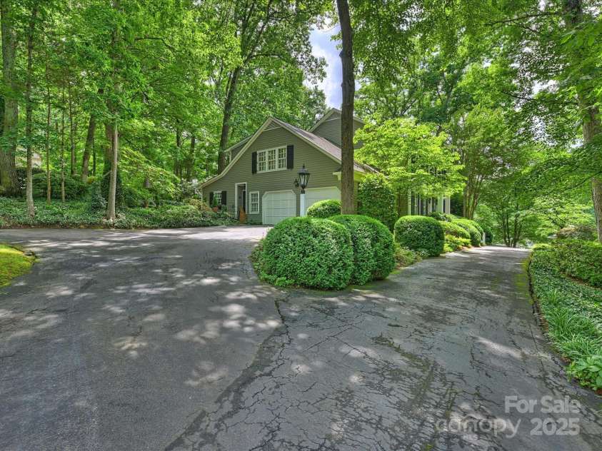 3040 Valencia Terrace, Charlotte, NC 28211.  MLS# CAR4252892, YatesRealty ID 13139. Dual Driveway