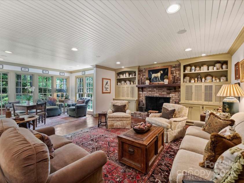 3040 Valencia Terrace, Charlotte, NC 28211.  MLS# CAR4252892, YatesRealty ID 13139. Family Room