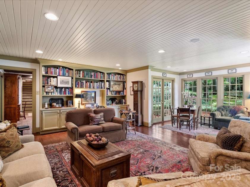 3040 Valencia Terrace, Charlotte, NC 28211.  MLS# CAR4252892, YatesRealty ID 13139. Family Room