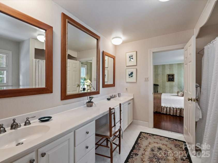 3040 Valencia Terrace, Charlotte, NC 28211.  MLS# CAR4252892, YatesRealty ID 13139. Full Bath 3