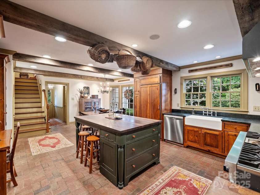 3040 Valencia Terrace, Charlotte, NC 28211.  MLS# CAR4252892, YatesRealty ID 13139. Kitchen