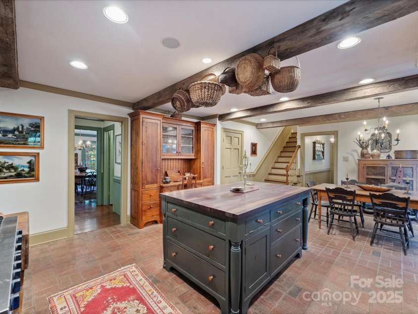 3040 Valencia Terrace, Charlotte, NC 28211.  MLS# CAR4252892, YatesRealty ID 13139. Kitchen