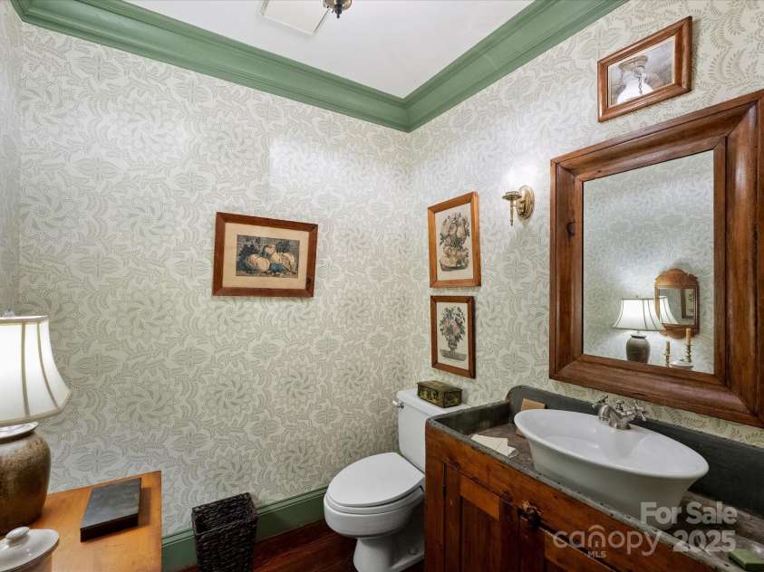 3040 Valencia Terrace, Charlotte, NC 28211.  MLS# CAR4252892, YatesRealty ID 13139. Powder Room