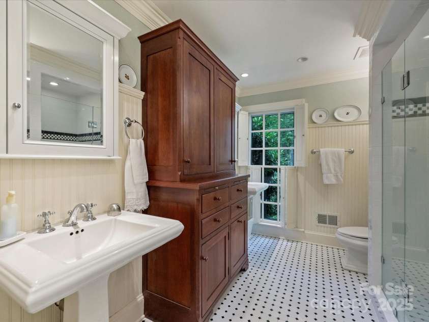 3040 Valencia Terrace, Charlotte, NC 28211.  MLS# CAR4252892, YatesRealty ID 13139. Primary Bathroom