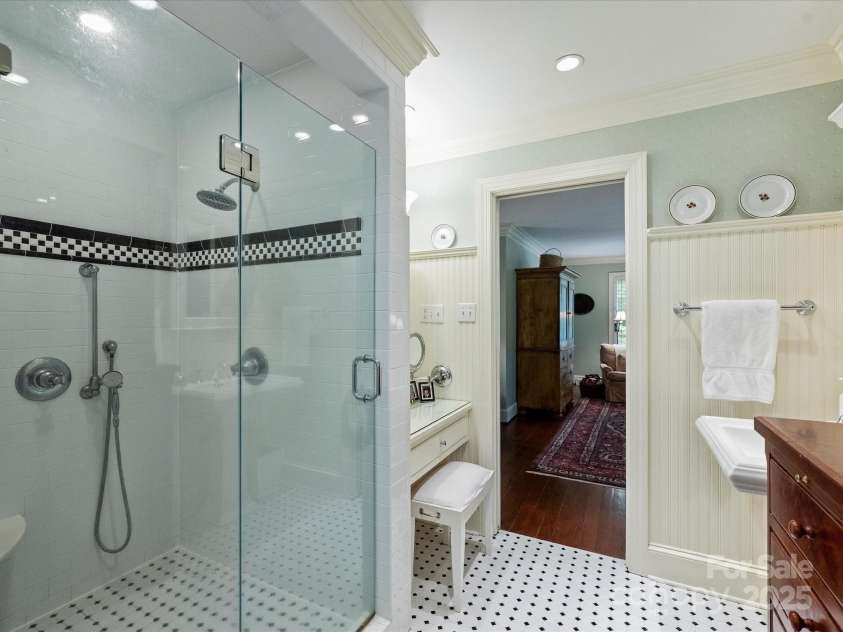 3040 Valencia Terrace, Charlotte, NC 28211.  MLS# CAR4252892, YatesRealty ID 13139. Primary Bathroom