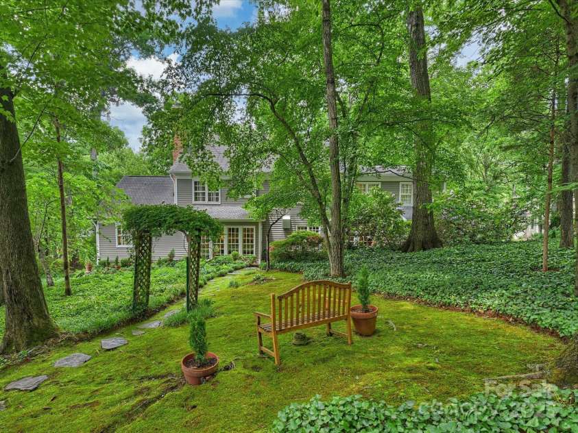 3040 Valencia Terrace, Charlotte, NC 28211.  MLS# CAR4252892, YatesRealty ID 13139. REar Yard