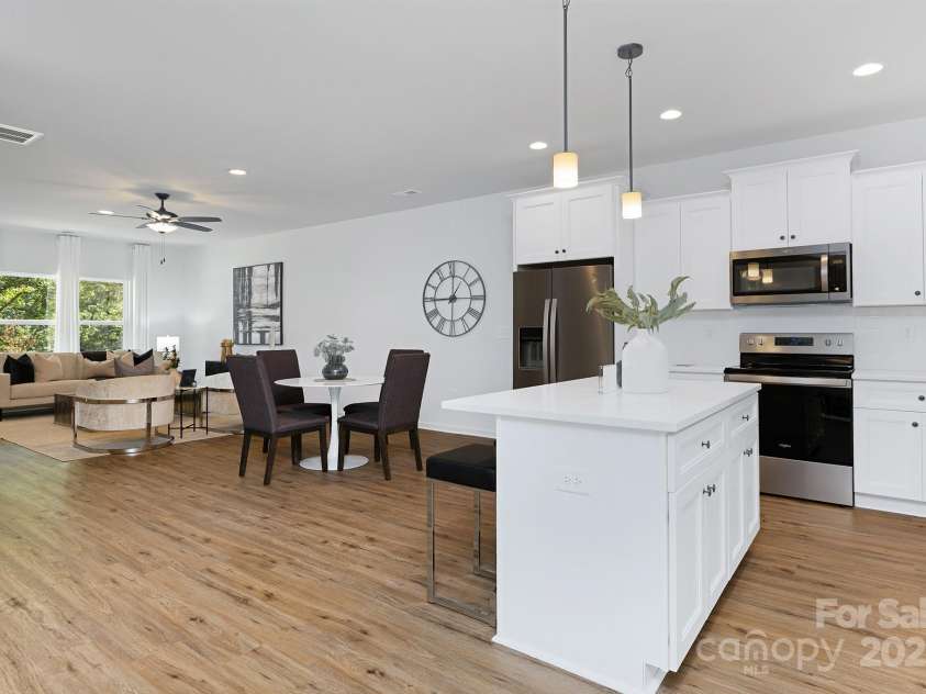 1835 Shannonhouse Drive, Charlotte, NC 28215.  MLS# CAR4325417, YatesRealty ID 1314. Representation