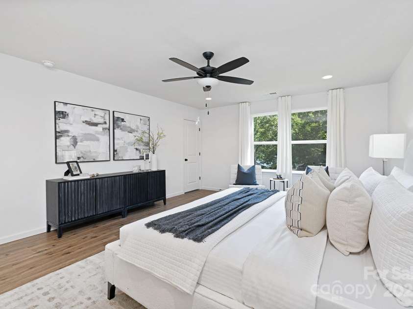 1835 Shannonhouse Drive, Charlotte, NC 28215.  MLS# CAR4325417, YatesRealty ID 1314. Representation